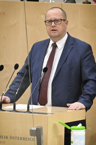 Am Rednerpult: Nationalratsabgeordneter Hubert Fuchs (FPÖ)