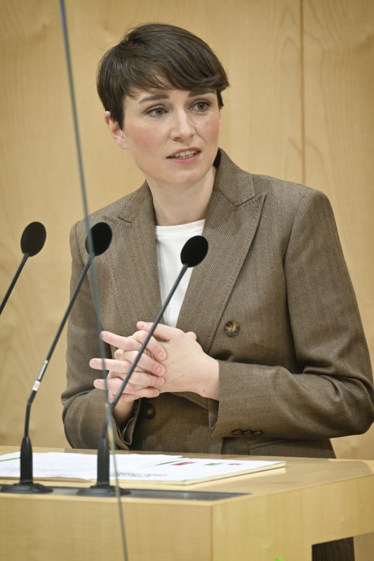 Am Rednerpult: Nationalratsabgeordneter Sigrid Maurer (GRÜNE)