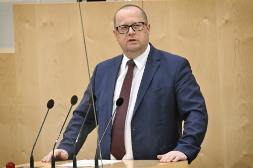 Am Rednerpult: Nationalratsabgeordneter Hubert Fuchs (FPÖ)