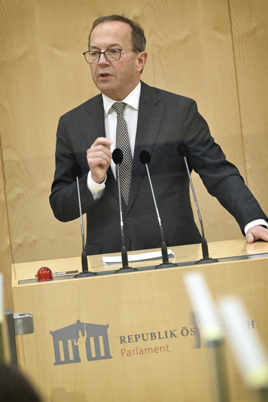 Am Rednerpult: Nationalratsabgeordneter Peter Haubner (ÖVP)