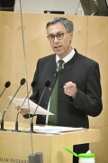 Am Rednerpult: Nationalratsabgeordneter Georg Strasser (ÖVP)