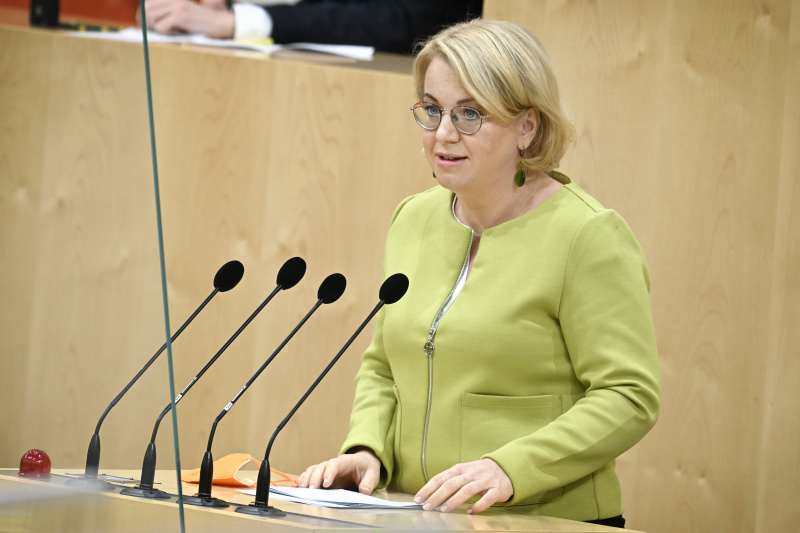 Am Rednerpult: Nationalratsabgeordnete Bettina Rausch (ÖVP)