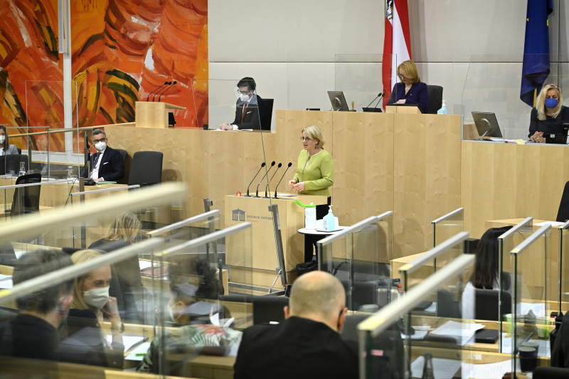 Am Rednerpult: Nationalratsabgeordnete Bettina Rausch (ÖVP)