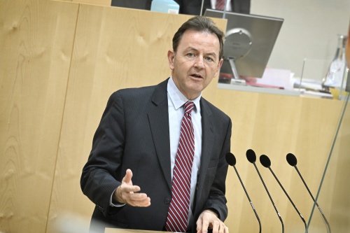 Am Rednerpult: Nationalratsabgeordneter Nikolaus Berlakovich (ÖVP)