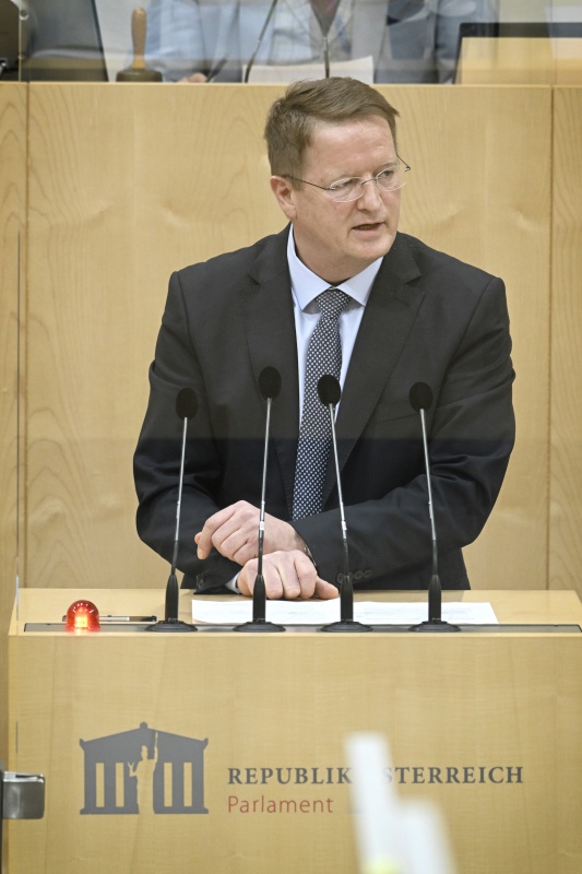 Am Rednerpult: Nationalratsabgeordneter Manfred Hofinger (ÖVP)