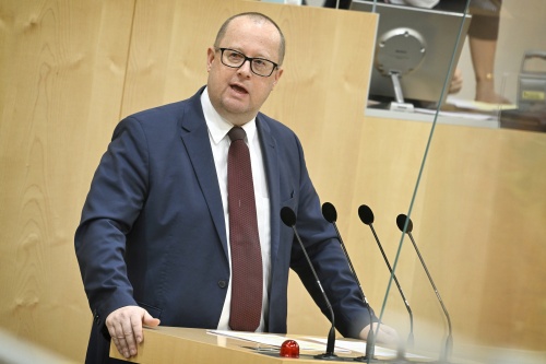 Am Rednerpult: Nationalratsabgeordneter Hubert Fuchs (FPÖ)