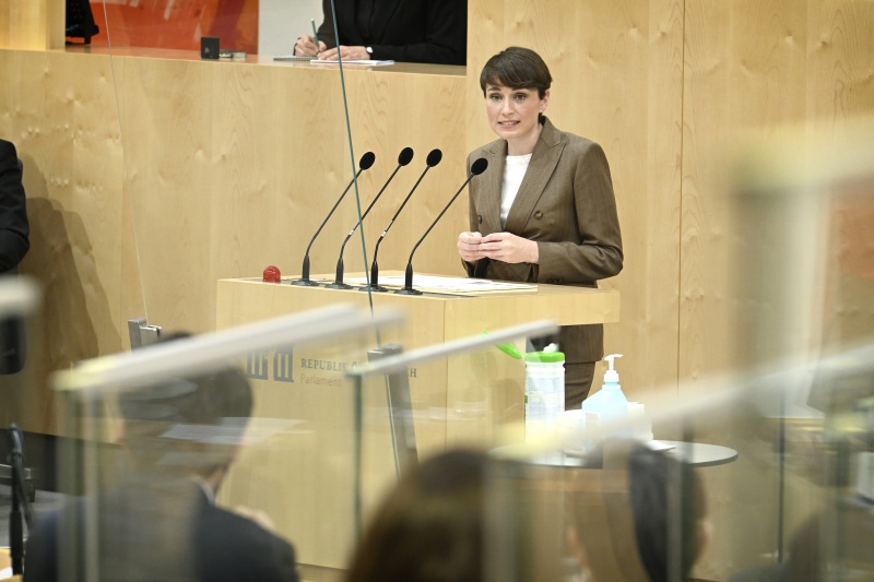 Am Rednerpult: Nationalratsabgeordneter Sigrid Maurer (GRÜNE)