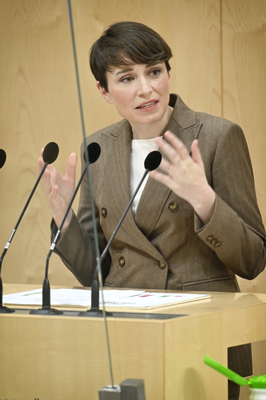 Am Rednerpult: Nationalratsabgeordneter Sigrid Maurer (GRÜNE)