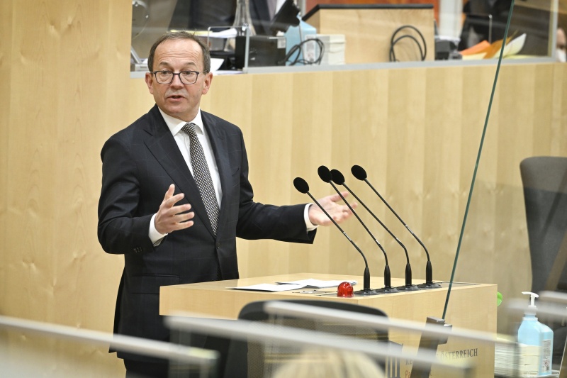 Am Rednerpult: Nationalratsabgeordneter Peter Haubner (ÖVP)