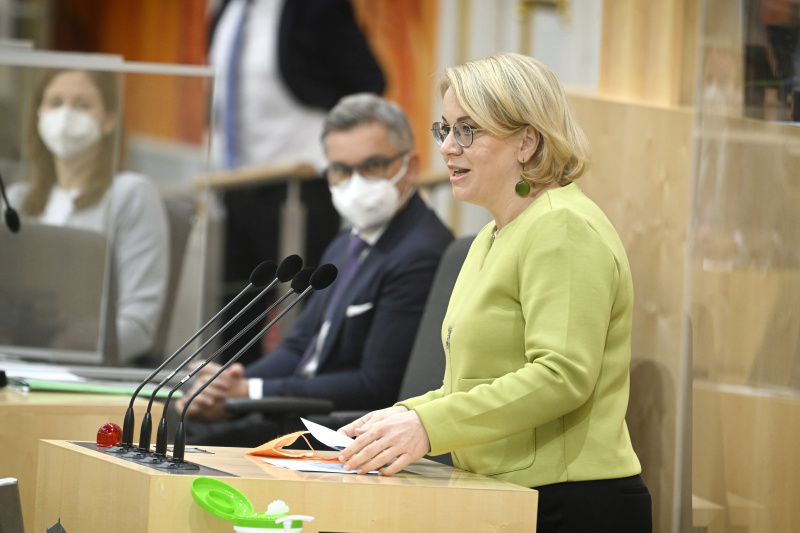 Am Rednerpult: Nationalratsabgeordnete Bettina Rausch (ÖVP)