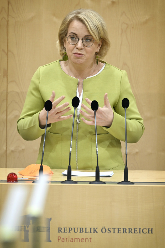 Am Rednerpult: Nationalratsabgeordnete Bettina Rausch (ÖVP)