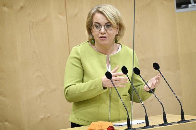 Am Rednerpult: Nationalratsabgeordnete Bettina Rausch (ÖVP)