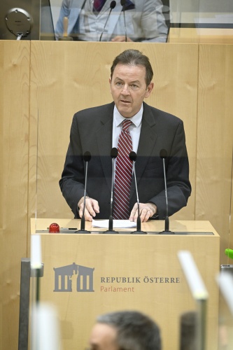 Am Rednerpult: Nationalratsabgeordneter Nikolaus Berlakovich (ÖVP)