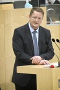 Am Rednerpult: Nationalratsabgeordneter Manfred Hofinger (ÖVP)