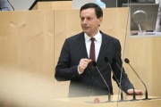 Am Rednerpult: Nationalratsabgeordneter Ernst Gödl (ÖVP)