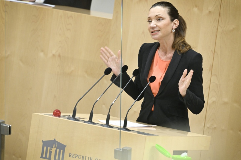 Am Rednerpult: Nationalratsabgeordnete Susanne Fürst (FPÖ)