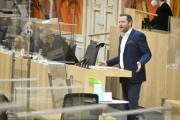 Am Rednerpult: Nationalratsabgeordneter Michael Schnedlitz (FPÖ)