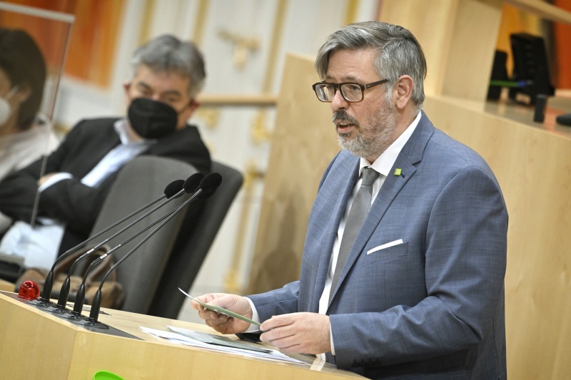 Am Rednerpult: Nationalratsabgeordneter Ralph Schallmeiner (GRÜNE)