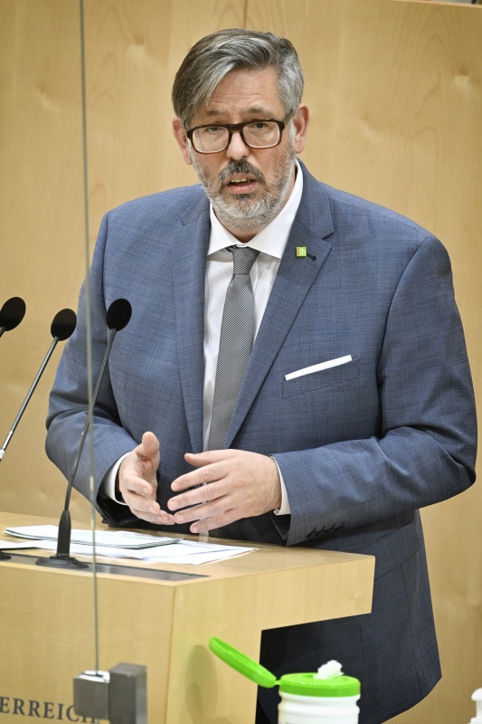 Am Rednerpult: Nationalratsabgeordneter Ralph Schallmeiner (GRÜNE)