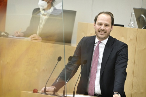 Am Rednerpult: Nationalratsabgeordneter Nikolaus Scherak (NEOS)