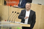 Am Rednerpult: Nationalratsabgeordneter Gerald Hauser (FPÖ)