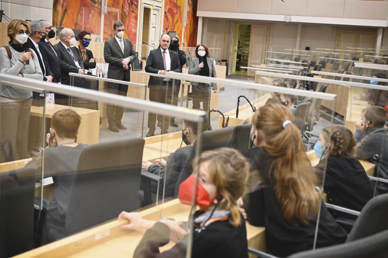 Nationalratspräsident Wolfgang Sobotka (V) (2. von rechts) begrüßt Waisenkinder aus Russland und der Ukraine