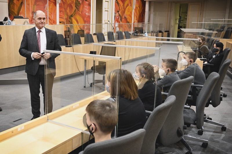 Nationalratspräsident Wolfgang Sobotka (V) begrüßt Waisenkinder aus Russland und der Ukraine