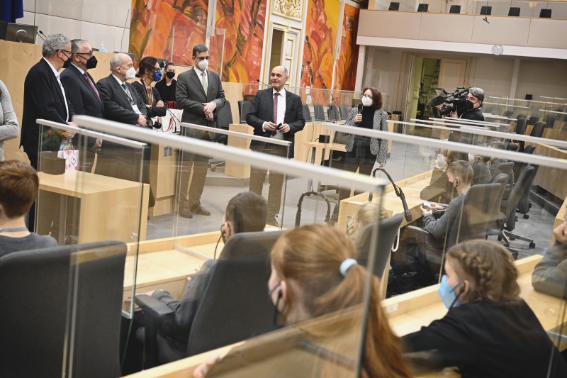 Nationalratspräsident Wolfgang Sobotka (V) begrüßt Waisenkinder aus Russland und der Ukraine