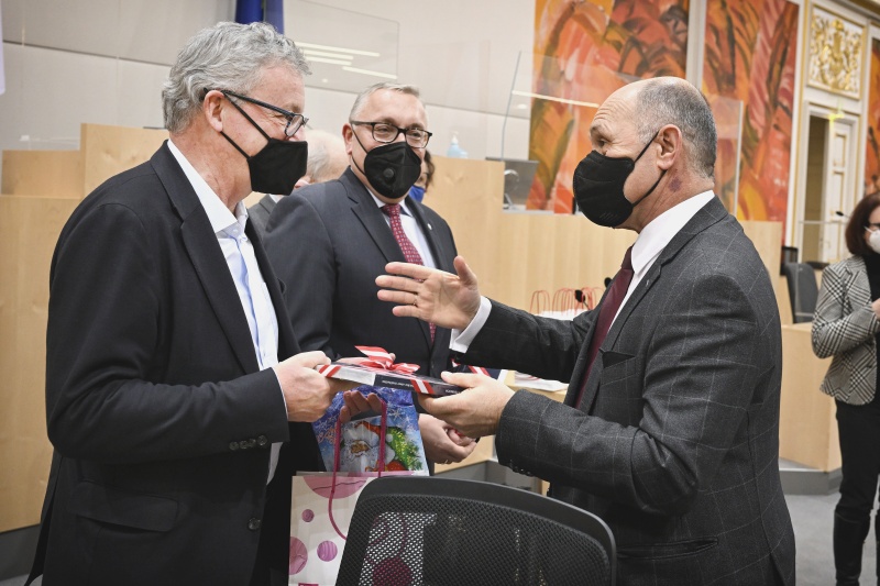 Von rechts: Nationalratspräsident Wolfgang Sobotka (V), Botschafter der Russischen Föderation in Österreich Dmitrij Ljubinskij, Österreichischer Botschafter in Moskau Johannes Eigner