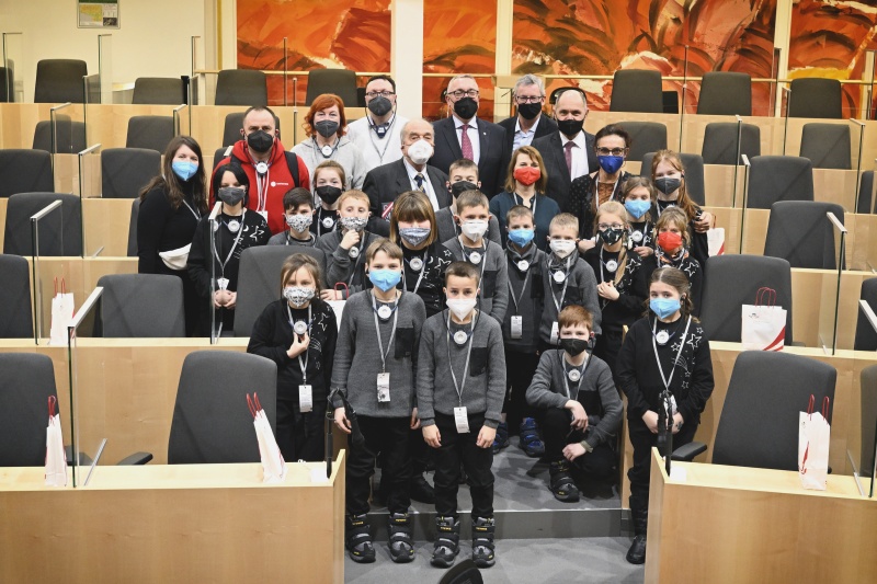 Gruppenfoto mit Nationalratspräsident Wolfgang Sobotka (V), den Waisenkinder aus Russland und der Ukraine und den Botschaftern