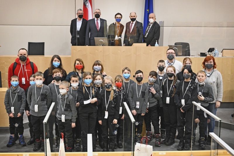Gruppenfoto mit Nationalratspräsident Wolfgang Sobotka (V), den Waisenkinder aus Russland und der Ukraine und den Botschaftern