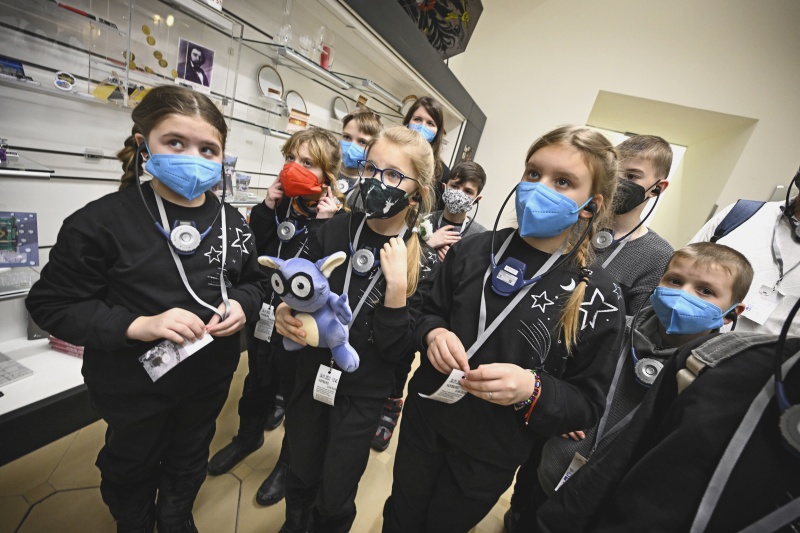 Waisenkinder aus Russland und der Ukraine bei einer Führung durch das Parlament