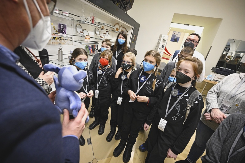 Waisenkinder aus Russland und der Ukraine bei einer Führung durch das Parlament