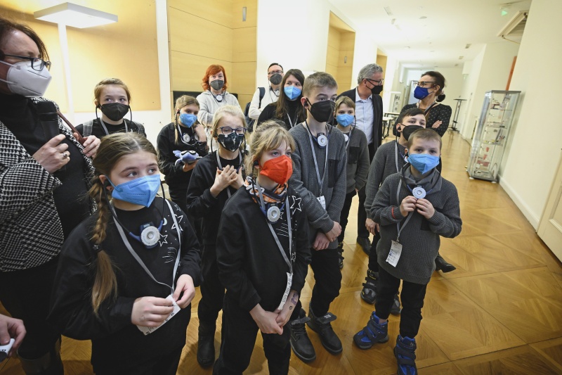 Waisenkinder aus Russland und der Ukraine bei einer Führung durch das Parlament