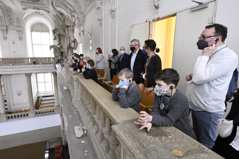 Waisenkinder aus Russland und der Ukraine bei einer Führung durch das Parlament