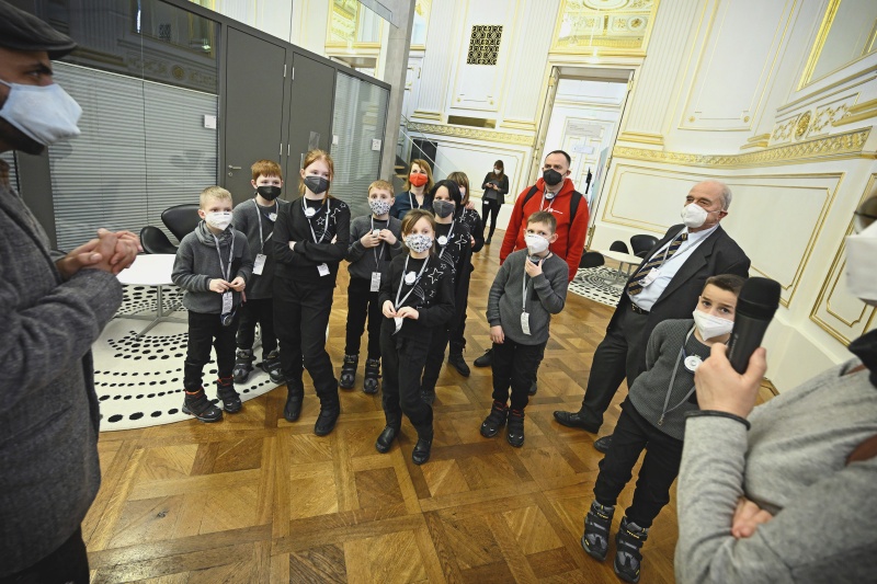 Waisenkinder aus Russland und der Ukraine bei einer Führung durch das Parlament