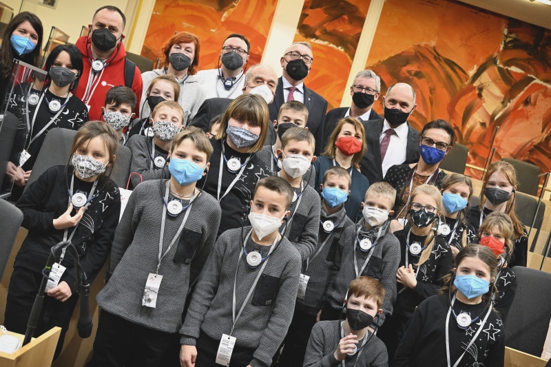 Gruppenfoto mit Nationalratspräsident Wolfgang Sobotka (V), den Waisenkinder aus Russland und der Ukraine und den Botschaftern