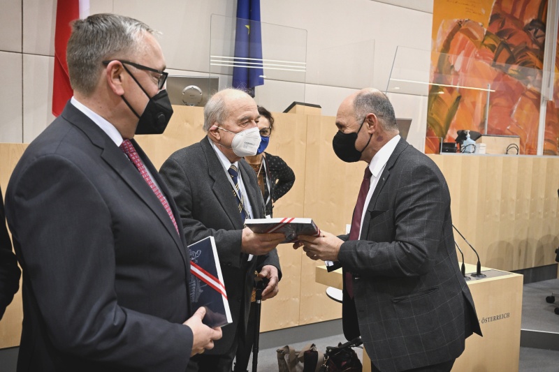 Von rechts: Nationalratspräsident Wolfgang Sobotka (V), ehmaliger Botschafter der Ukraine, Botschafter der Russischen Föderation in Österreich Dmitrij Ljubinskij