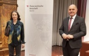 Von links: Nationalratspräsident Wolfgang Sobotka und Ehrengast Frau Prof. DDr. Monika Schwarz-Friesel in der österreichischen Botschaft in Berlin