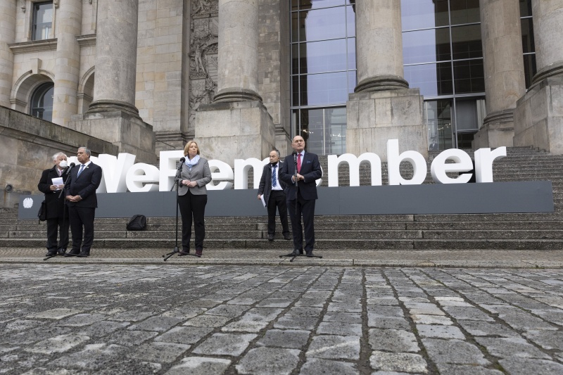Von rechts: Nationalratspräsident Wolfgang Sobotka, Bundestagspräsidentin Bärbel Bas und Parlamentspräsident der Knesset Mickey Levy vor der Installation "#WeRemember"  am Deutschen Bundestag