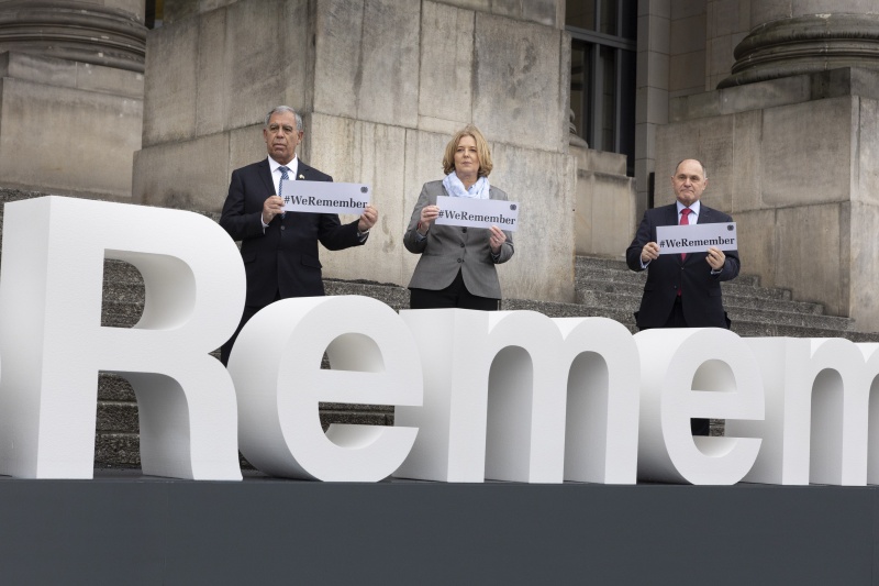 Von rechts: Nationalratspräsident Wolfgang Sobotka, Bundestagspräsidentin Bärbel Bas und Parlamentspräsident der Knesset Mickey Levy vor der Installation "#WeRemember"  am Deutschen Bundestag