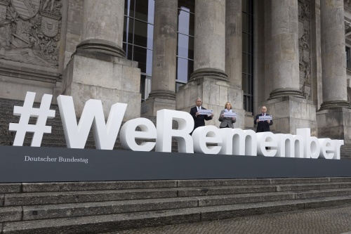 Von rechts: Nationalratspräsident Wolfgang Sobotka, Bundestagspräsidentin Bärbel Bas und Parlamentspräsident der Knesset Mickey Levy vor der Installation "#WeRemember"  am Deutschen Bundestag