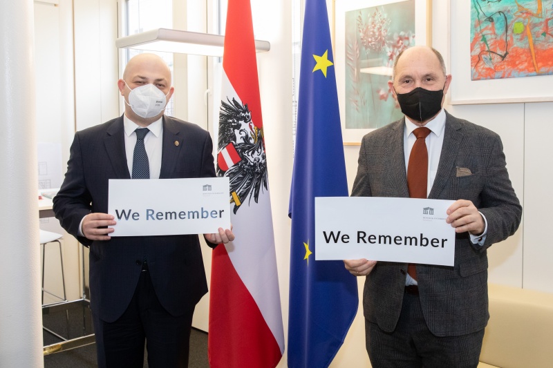 Von links: Rumänischer Abgeordneter und Präsident der 'Federation of the Jewish Communities in Romania' Silviu Vexler, Nationalratspräsident Wolfgang Sobotka (ÖVP)