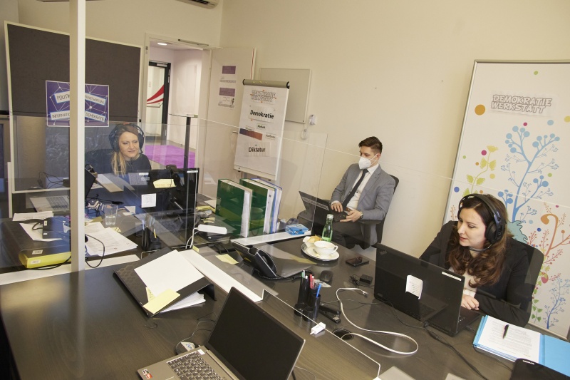 Online Workshop, Nationalratsabgeordnete Petra Steger (FPÖ) (rechts) im Gespräch