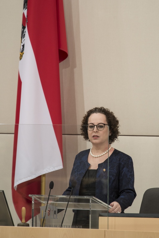 Am Präsidium: Bundesratspräsidentin Christine Schwarz-Fuchs (ÖVP) bei Ihrer Antrittsrede