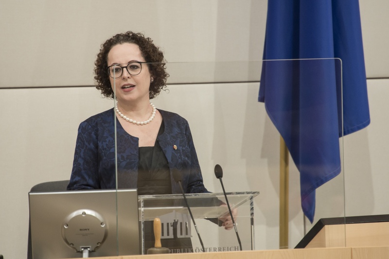 Am Präsidium: Bundesratspräsidentin Christine Schwarz-Fuchs (ÖVP) bei Ihrer Antrittsrede