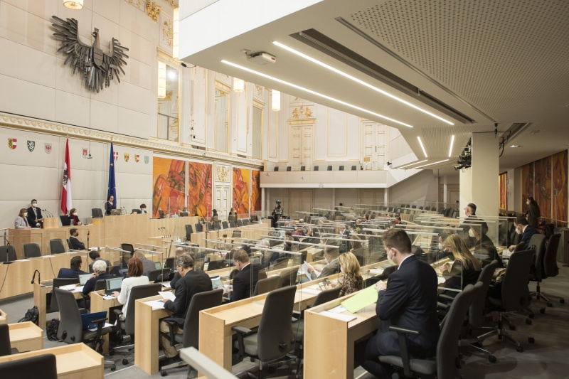 Blick Richtung SitzungsteilnehmerInnen. Am Präsidium: Bundesratspräsidentin Christine Schwarz-Fuchs (ÖVP) bei Ihrer Antrittsrede