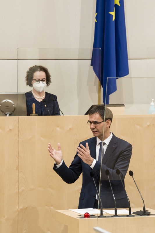 Am Rednerpult: Landeshauptmann Markus Wallner (ÖVP). Am Präsidium: Bundesratspräsidentin Christine Schwarz-Fuchs (ÖVP)