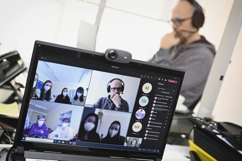 Nationalratsabgeordneter Michel Reimon (GRÜNE) beim Online-Workshop mit SchülerInnen