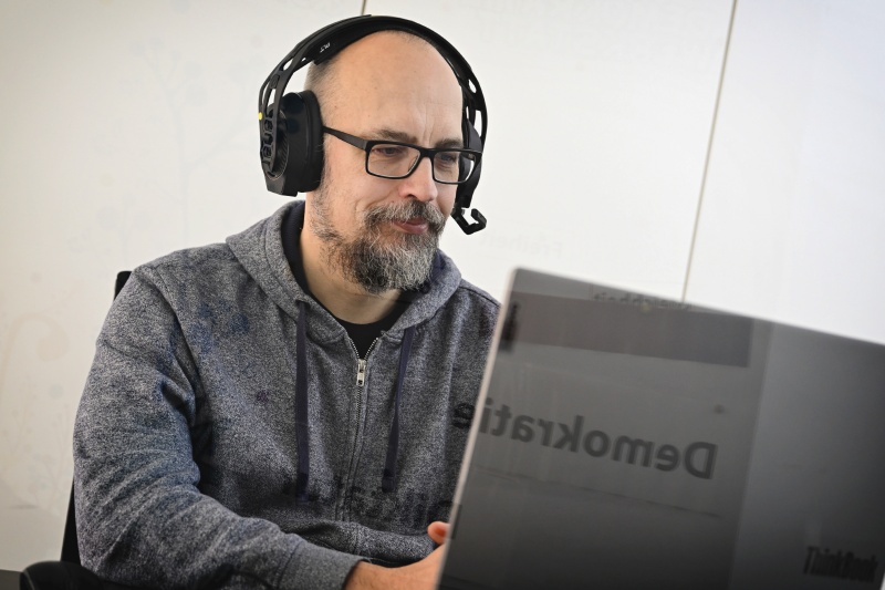 Nationalratsabgeordneter Michel Reimon (GRÜNE) beim Online-Workshop mit SchülerInnen